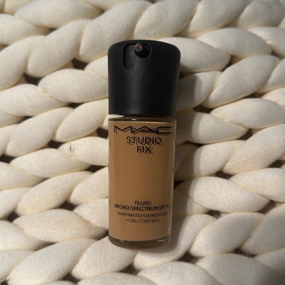 NWOB MAC Studio Fix Fluid SPF 15 - NC40